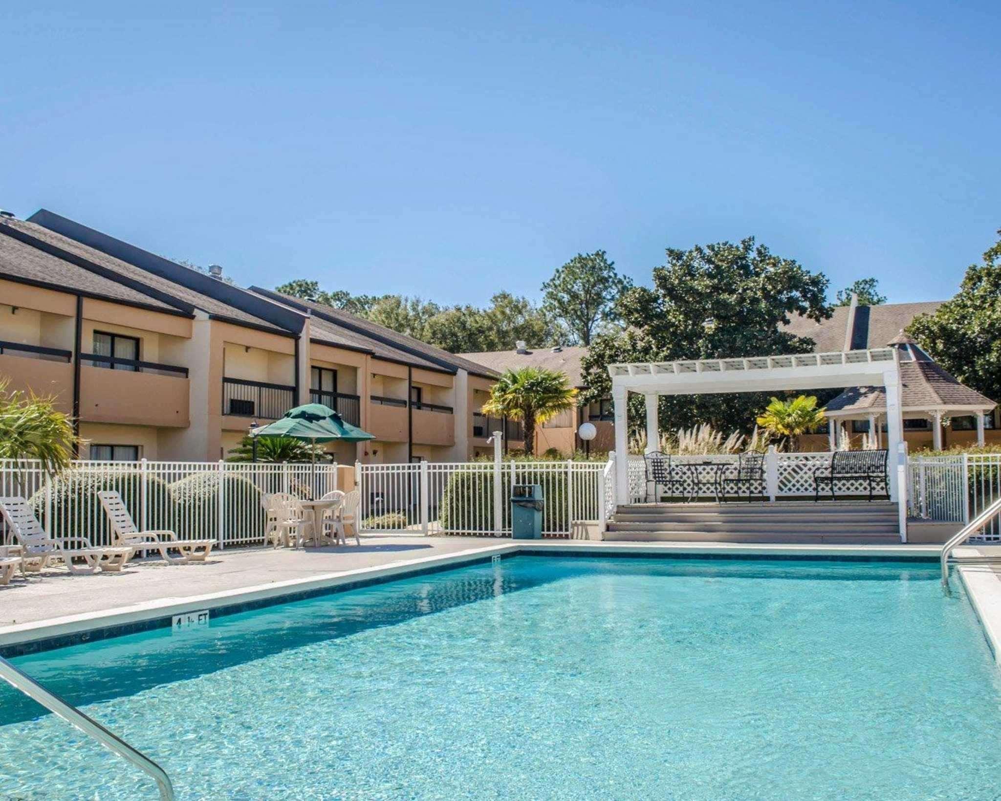 Quality Inn & Suites Pensacola Bayview Ferry Pass Exterior foto