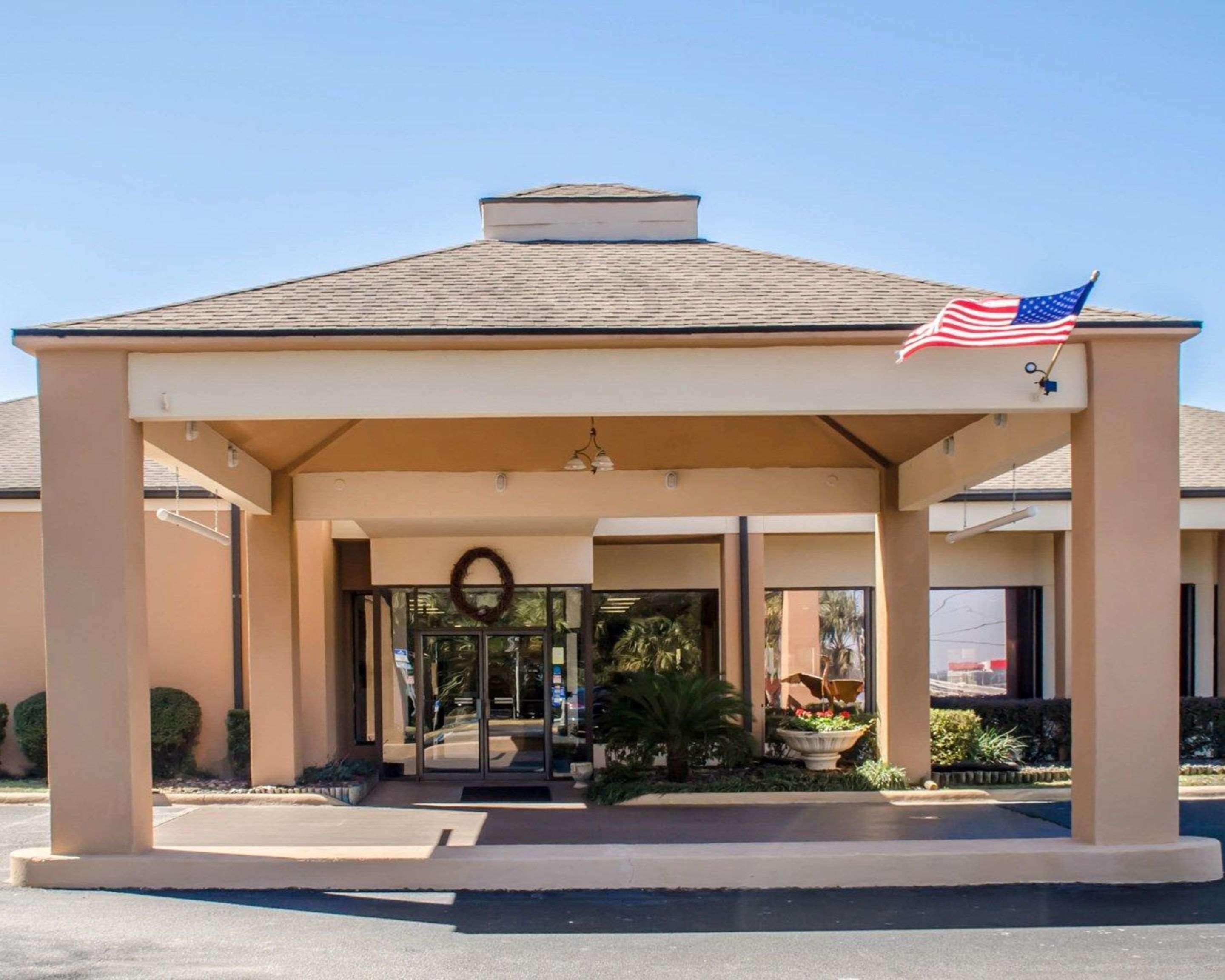 Quality Inn & Suites Pensacola Bayview Ferry Pass Exterior foto