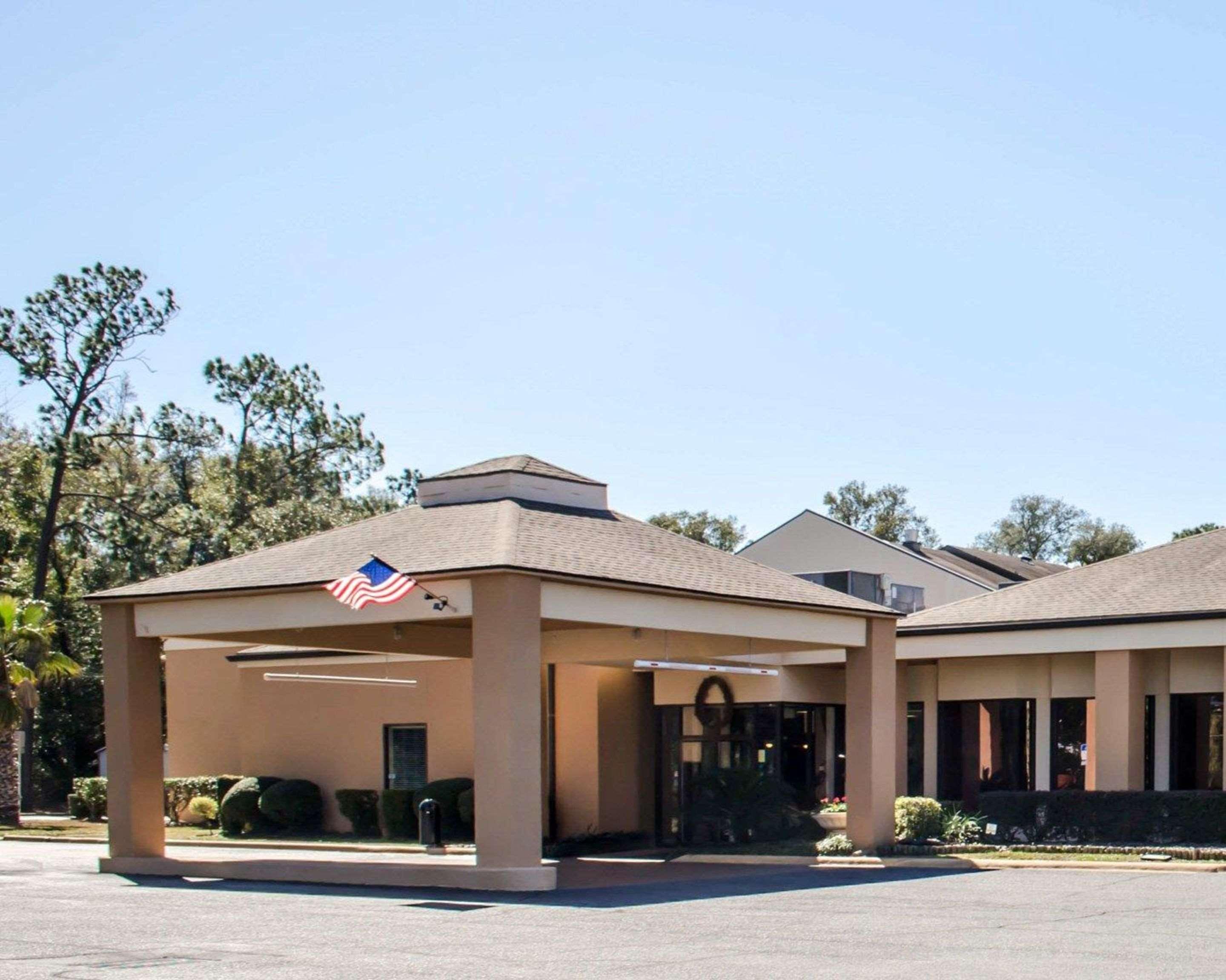 Quality Inn & Suites Pensacola Bayview Ferry Pass Exterior foto