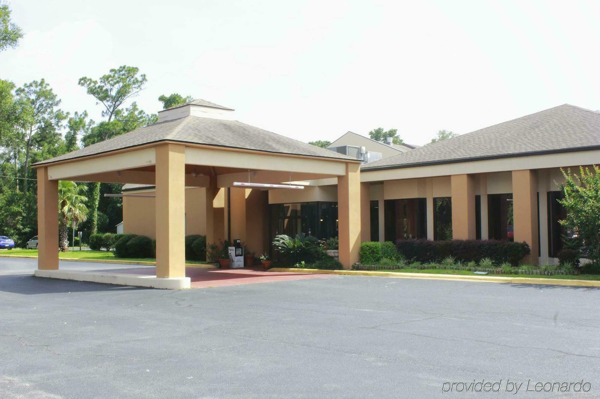 Quality Inn & Suites Pensacola Bayview Ferry Pass Exterior foto