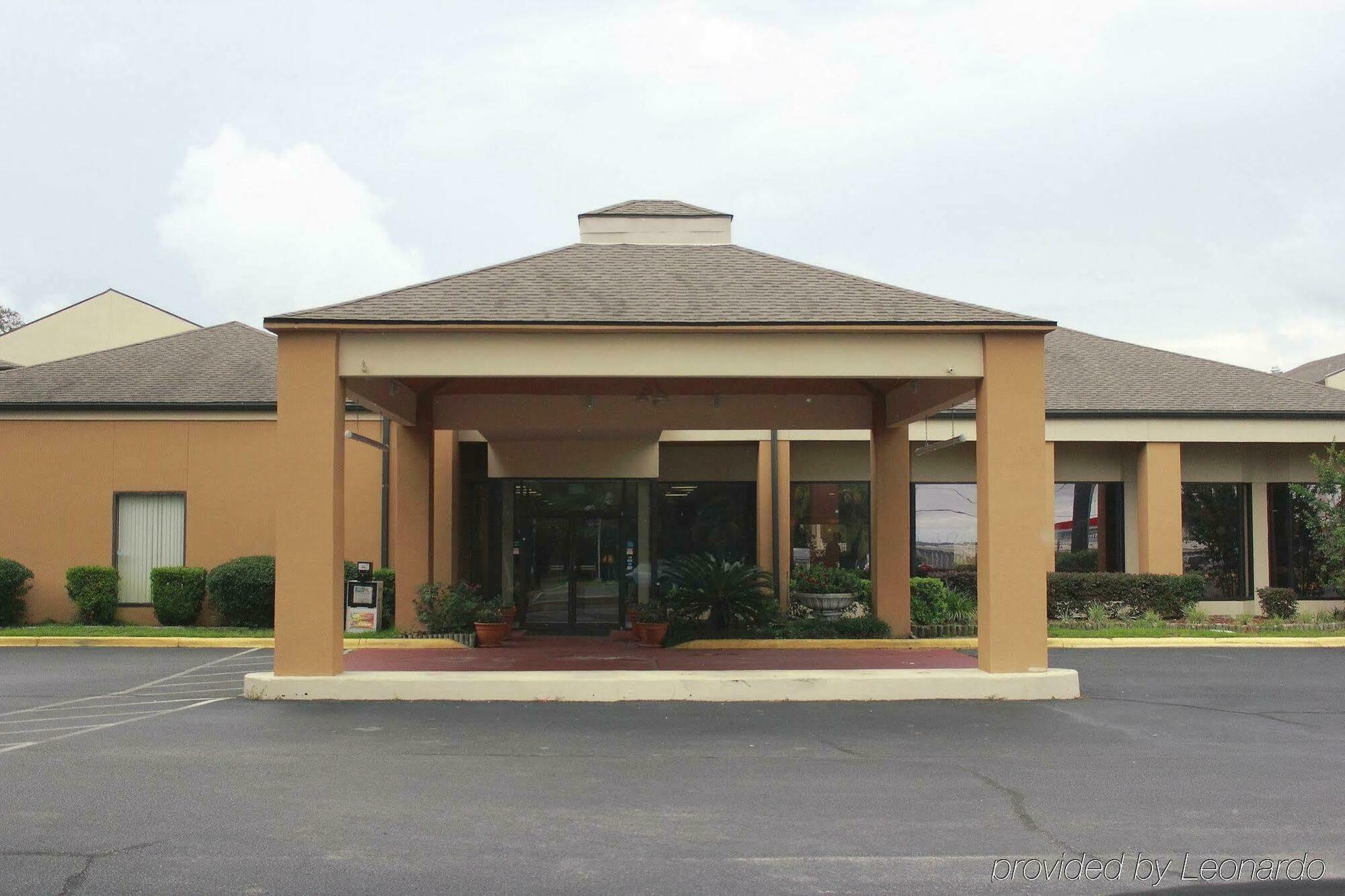 Quality Inn & Suites Pensacola Bayview Ferry Pass Exterior foto